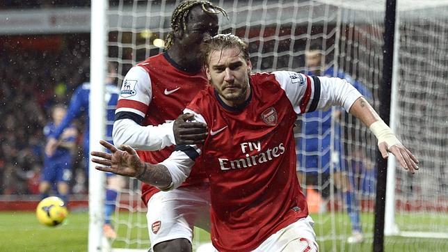 Bendtner y Sagna celebran un tanto del Arsenal esta temporada