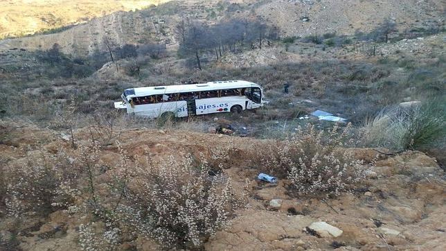 Dos alumnos de 16 y 17 años, heridos de gravedad tras despeñarse un autobús escolar en Valencia