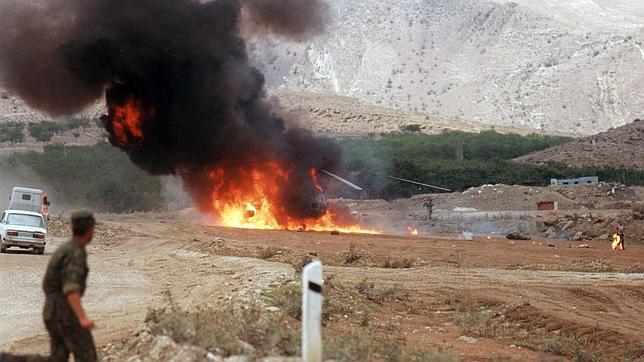 Un helicíoptero ruso en llamas, tras ser atacado por los chechenos