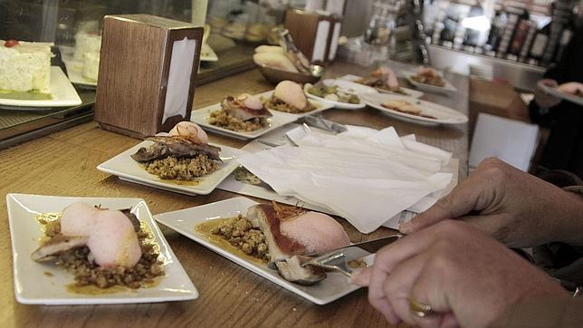 El picoteo por los bares es un recurso muy socorrido en Navarra