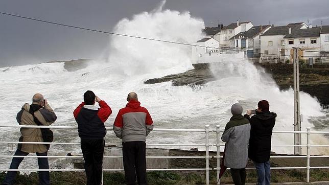 El temporal en el norte deja olas récord y vientos huracanados de 147 km/h