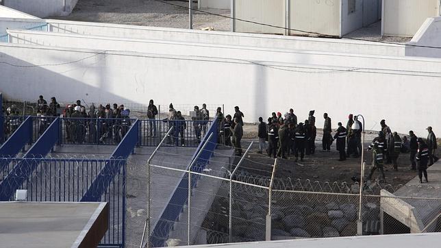 Fernández Díaz alerta de que 80.000 inmigrantes esperan para entrar en España