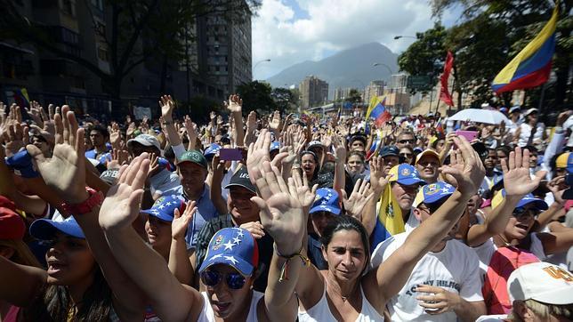 Raúl Castro y Daniel Ortega asistirán al desfile militar de Caracas en memoria de Chávez