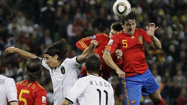 Puyol, en el momento del cabezazo que supuso el 1-0 y el pase a la final del Mundial