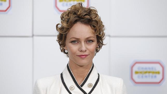 Vanessa Paradis se cura de Johnny Depp en brazos de Benjamin Biolay