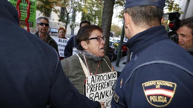 Un directivo de Caja Madrid vendió sus preferentes antes de estallar el escándalo para comprar un coche