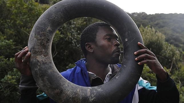 Diecisiete inmigrantes intentan entrar en Melilla en un coche kamikaze