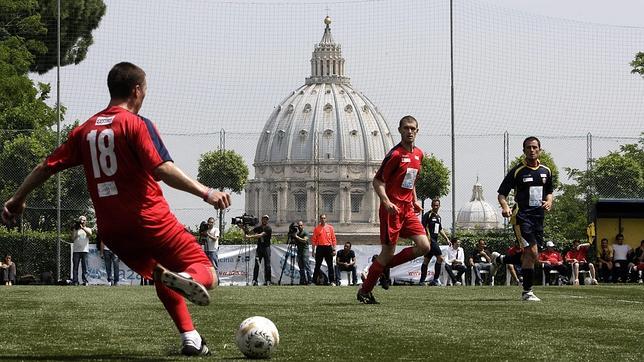 «El papa Francisco es mi capitán», lema de la Clericus Cup, la liga de fútbol vaticana