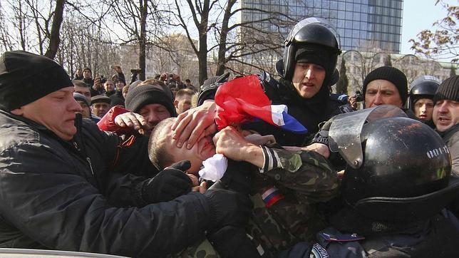 Crece la tensión entre partidarios de Kiev y prorrusos de Crimea y Donetsk