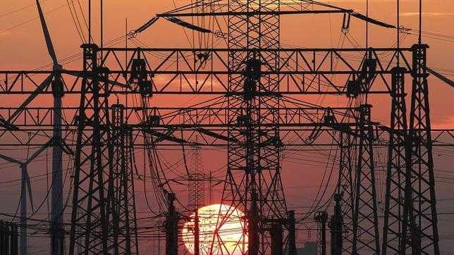 El Gobierno prorroga en dos meses el plazo para la entrada en vigor de los nuevos precios eléctricos