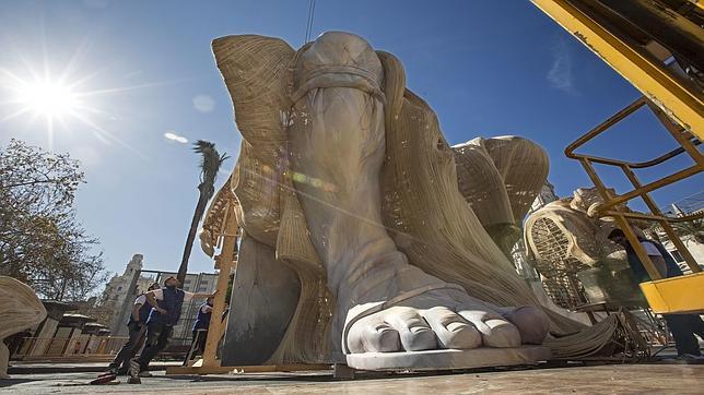Fallas 2014: un Moisés gigante de quince metros toma la plaza del Ayuntamiento