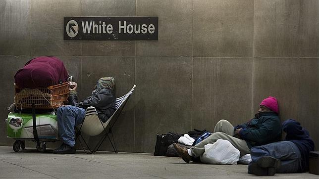 Varios «sintecho» duermen en el metro, en una imagen de archivo