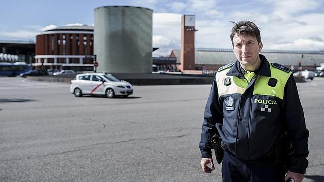 Antonio Barrero, frente al monumento que conmemora del 11-M, en Atocha