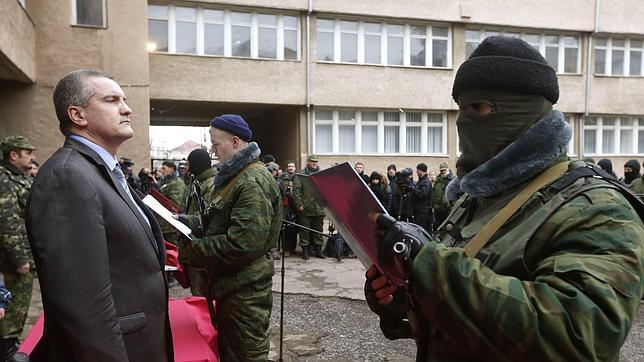 Tropas rusas procedentes de Crimea se adentran en la Ucrania continental