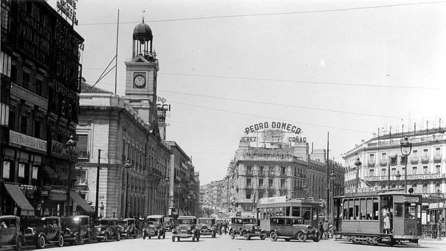 Perspectiva de los luminosos que podían verse en la Puerta del Sol en los años 30