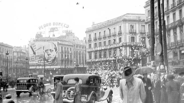 Carteles políticos ocupaban parte de las fachadas de algún edificio en la Puerta del Sol, en vísperas de la Guerra Civil
