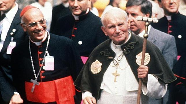 Fotografía tomada el 19/08/1989 en Santiago de Compostela del Papa Juan Pablo II con capa de peregrino, acompañado por el entonces presidente de la Conferencia Episcopal española, el cardenal Ángel Suquía