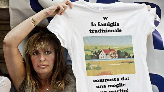Alessandra Mussolini, «destrozada» por la investigación a su marido por prostitución de menores