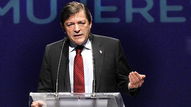 El presidente de Asturias es intervenido por un problema arterial