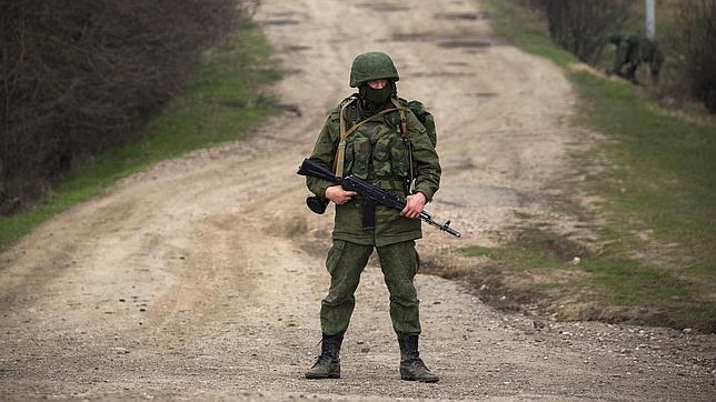 Rusia concentra soldados de artillería y paracaidistas en su frontera con Ucrania