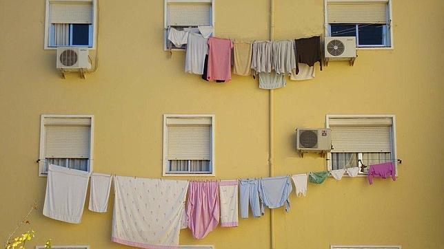 Tender la ropa en el exterior incrementa el riesgo de introducir granos de polen en el hogar