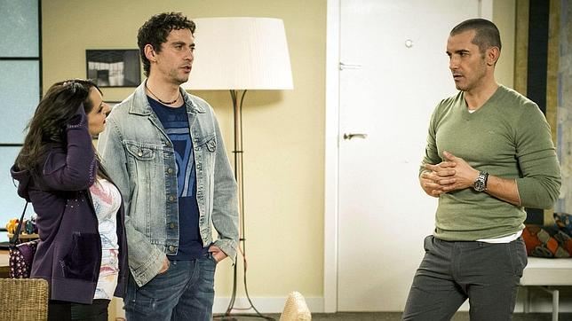 Jesús Vázquez, junto a los actores Paco León y Pepa Reus, durante la grabación de un capítulo de la serie «Aída»