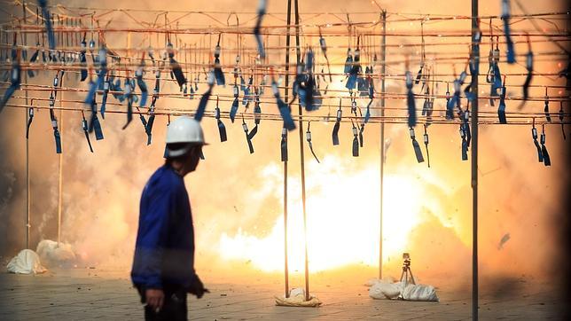 Fallas 2014: La pirotecnia Elite triunfa en su debut en la plaza con una mascletà ensordecedora