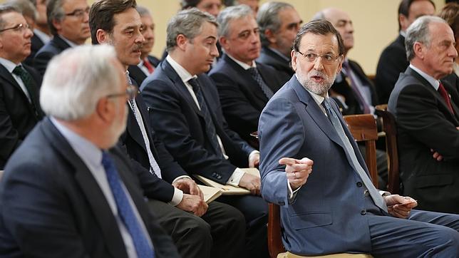 El PSOE dedica tres preguntas a Cañete en pleno debate sobre el cartel electoral del PP