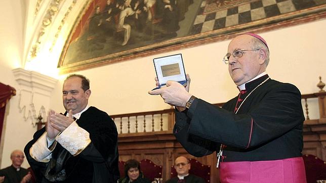 Ricardo Blázquez recibió en 2009 la Medalla de Oro de la Universidad Pontificia