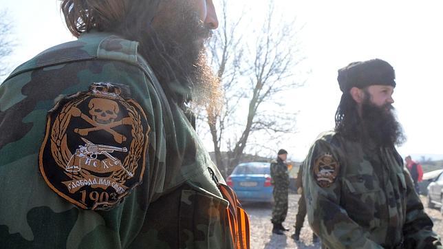 Chétniks y cosacos blindan la anexión a Rusia de la península