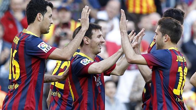 Messi hace historia en una tarde perfecta para el Barcelona