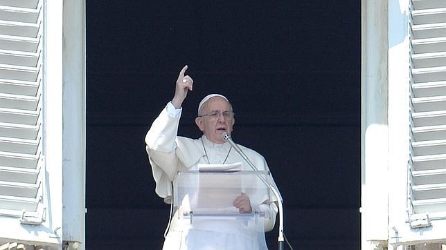 El Papa invita a rezar por los pasajeros y los familiares del vuelo malasio desaparecido