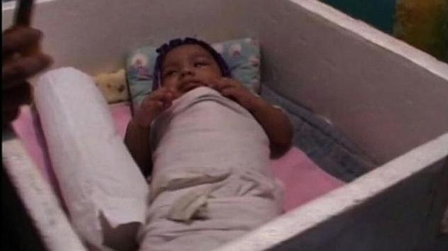 Un bebé prematuro sobrevive durante varios meses en una nevera de poliespan en la India
