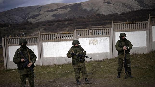 Hombres armados, supuestos militares rusos, junto a la base ucraniana de Perevalnoye, en Crimea