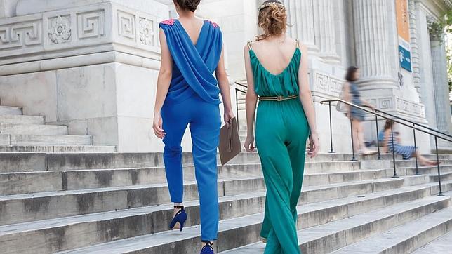 Un look con zapatos azules y bolso en tono piedra de David Christian