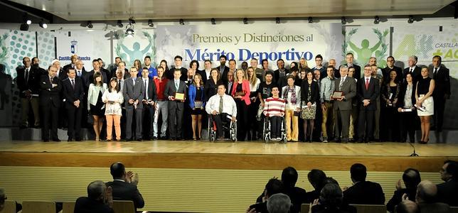Cospedal aboga por fomentar el deporte, que despierta «lo mejor» de uno mismo