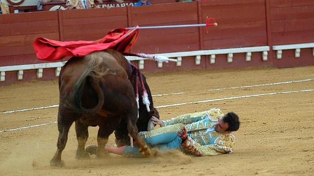 Ponce, a merced del toro en el ruedo gaditano