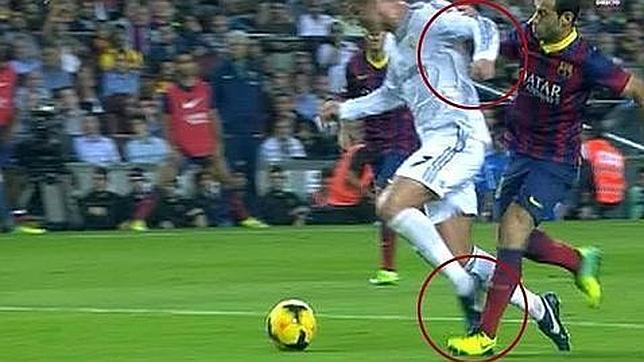 Momento del claro penalti a Cristiano