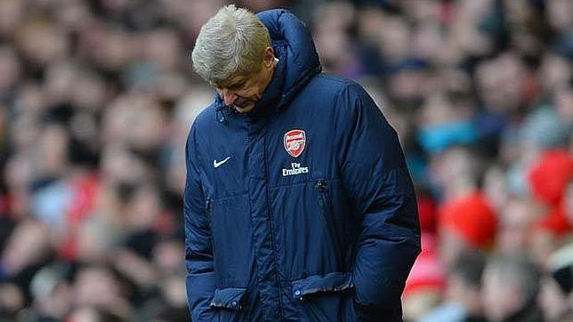 Arsene Wenger, cabizbajo en la goleada ante el Liverpool (5-1)