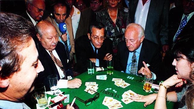 Partida de mus entre las parejas formadas por AntonioMingote y Alfonso Ussía contra Jaime Campmany y su hija Laura, quetuvo lugar en la biblioteca de ABC