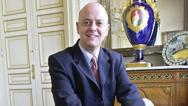 Elorza, posa en los salones del consistorio donostiarra, en 2003