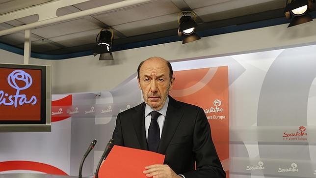 Rubalcaba: «Hoy se consolida el lugar que Adolfo Suárez ocupará en la historia»
