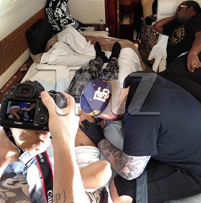 Justin Bieber se hace un nuevo tatuaje en pleno vuelo