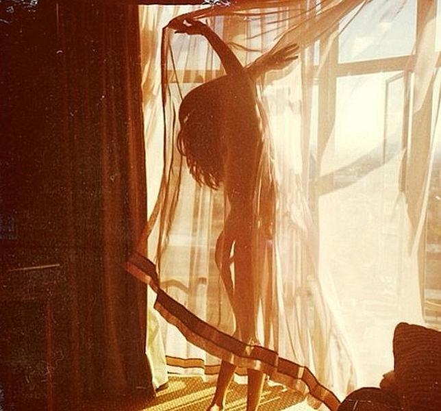 Selena Gomez, desnuda tras una cortina en Instagram