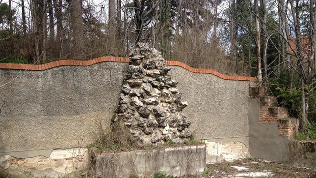 Detalle de la fuente que permanece casi oculta por la vegetación