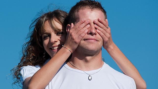 El amor disminuye las críticas hacia la pareja, que nos parece siempre ideal. El tiempo acaba con esa sesgada visión