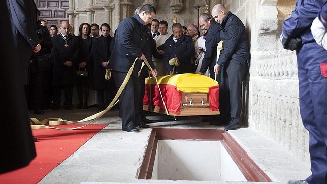 Adolfo ya descansa junto a su Amparo