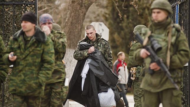Fuerzas prorrusas toman el control de las bases ucranianas en Crimea