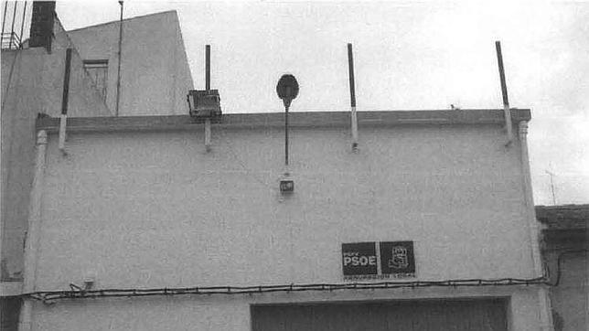Una sede del PSOE «engancha» la luz al alumbrado público durante cuatro años