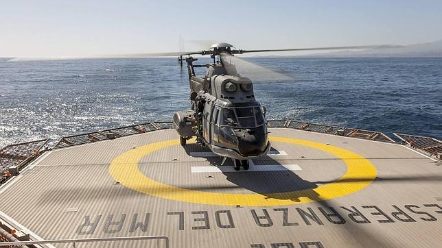 Defensa busca a «los compañeros» del helicóptero accidentado en aguas de Canarias por todos los medios posibles